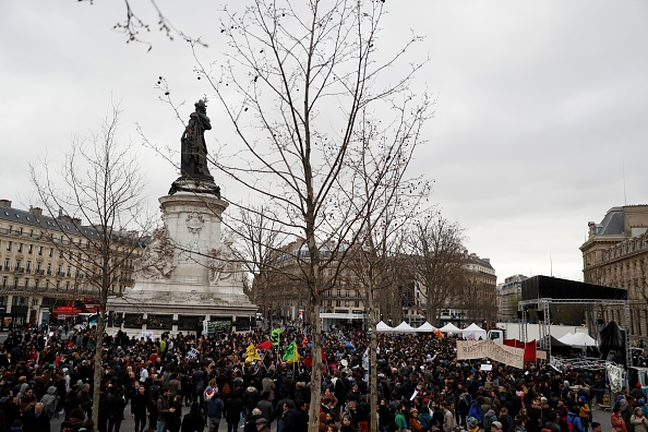 Demonstration gegen Polizeigewalt und Rassismus am Sonntag in Paris auch dem Platz der Republik. Foto: THOMAS SAMSON/AFP/Getty Images)