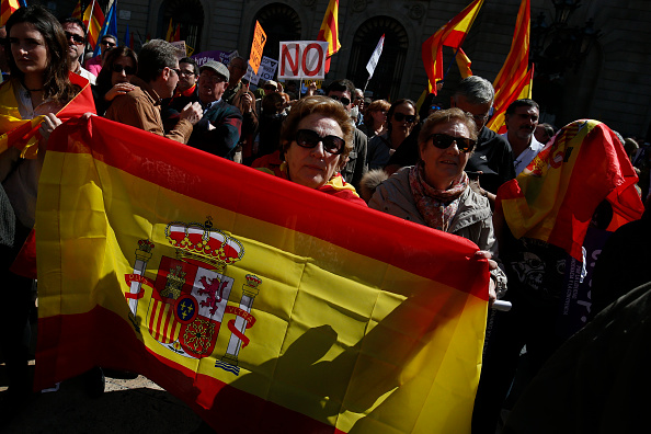 Tausende Katalanen demonstrieren gegen Unabhängigkeit von Spanien