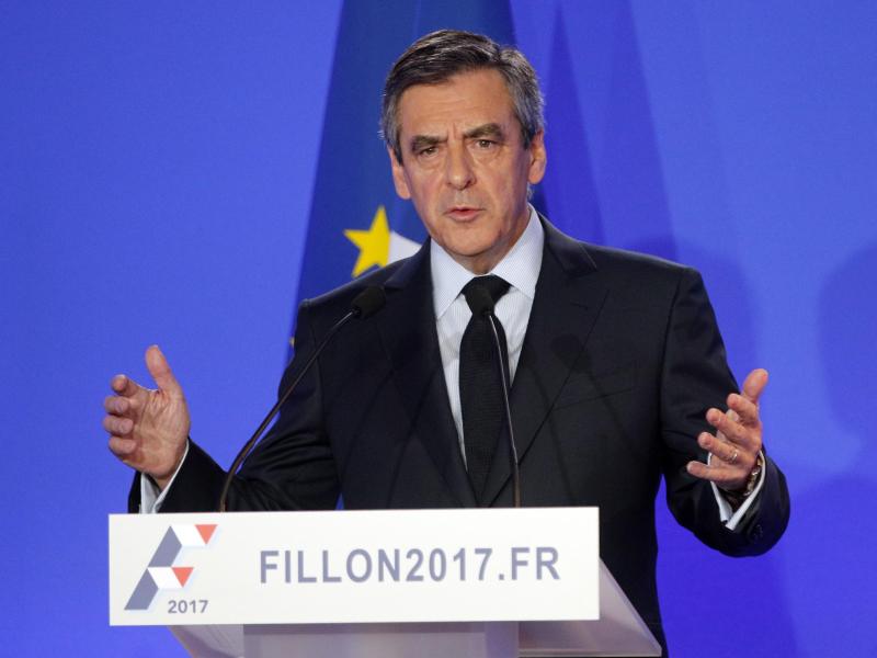 Präsidentschaftskandidat Fillon mobilisiert Anhänger in Paris und entschuldigt sich