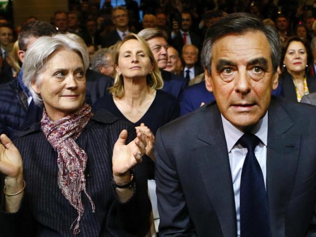 François Fillon und seine Frau Penelope bei einer Wahlkampfveranstaltung in Paris. Foto: Francois Mori/dpa