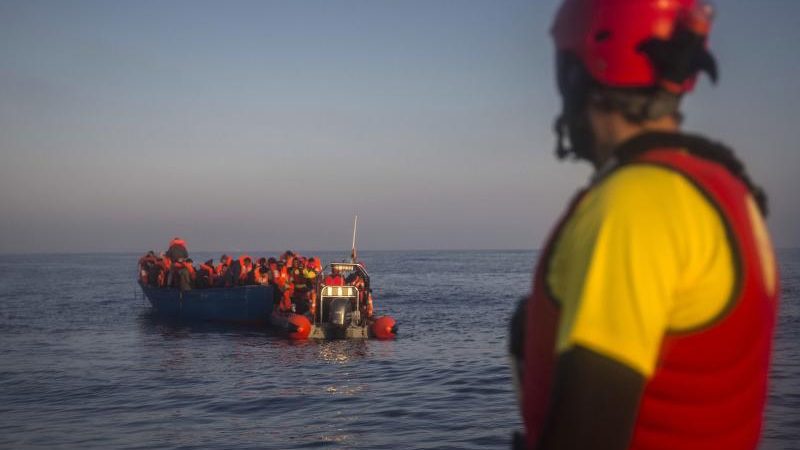 Italienische Küstenwache greift mehr als 900 Bootsflüchtlinge auf