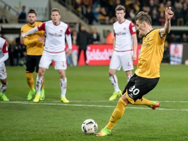 Dresdens Stefan Kutschke (r) trifft per Elfmeter zum 2:2-Ausgleich. Foto: Thomas Eisenhuth/dpa