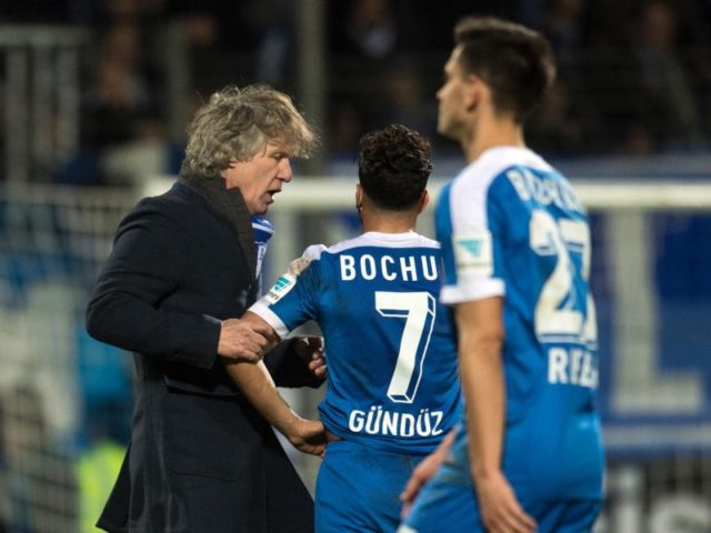 Bochums Trainer Gertjan Verbeek spricht nach dem Spiel mit Selim Gündüz, der den entscheidenden Elfmeter verursacht hatte. Foto: Bernd Thissen/dpa