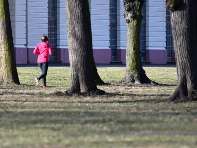 Der Frühling kommt auf ein kurzes Gastspiel nach Deutschland. Diese sportliche junge Frau genießt die laue Luft beim Frühsport. Foto: Paul Zinken/dpa