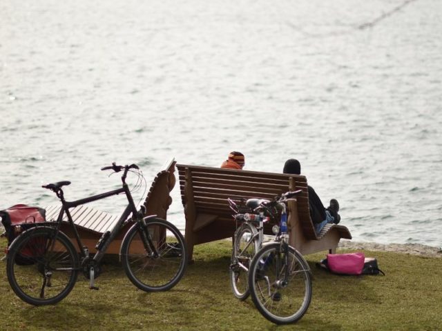 Ausflügler am Tegernsee in Bayern. Dem Südosten beschert der Alpenföhn einen längeren Sonnenschein, als dem Rest des Landes. Foto: Angelika Warmuth/dpa