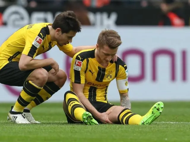 Marco Reus musste mit Schmerzen im Oberschenkel ausgewechselt werden. Foto: Friso Gentsch/dpa