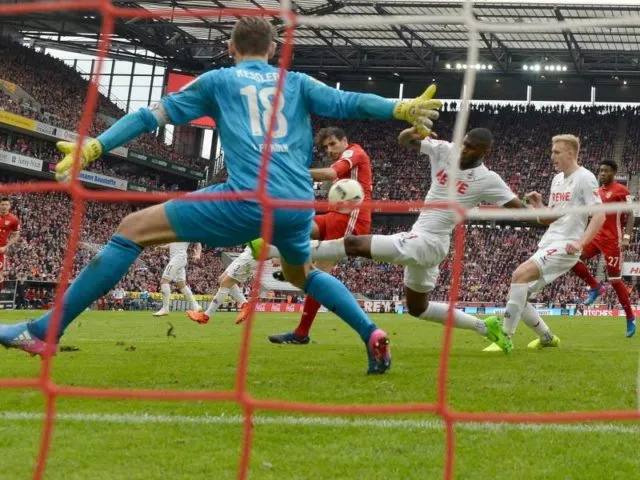Javier Martinez findet die Lücke: Der Münchner Innenverteidiger traf zum 1:0. Foto: Federico Gambarini/dpa