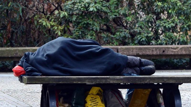 Obdachloser schrieb 35 Jahre lang Gedichte und lebte auf der Straße – Niemand erkannte sein Talent