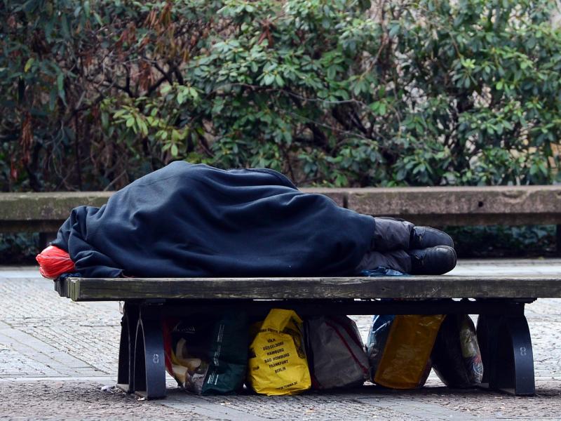 Obdachloser schrieb 35 Jahre lang Gedichte und lebte auf der Straße – Niemand erkannte sein Talent