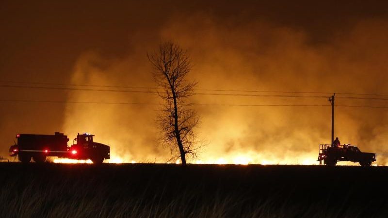 14 großflächige Waldbrände in den USA und Kanada treiben tausende Menschen in die Flucht + Video