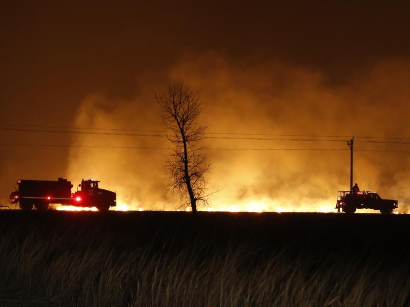 14 großflächige Waldbrände in den USA und Kanada treiben tausende Menschen in die Flucht + Video