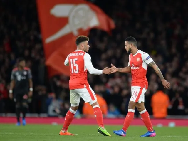 Alex Oxlada-Chamberlain (l) und Torschütze Theo Walcott vom FC Arsenal freuen sich über die 1:0-Führung. Foto: Andreas Gebert/dpa