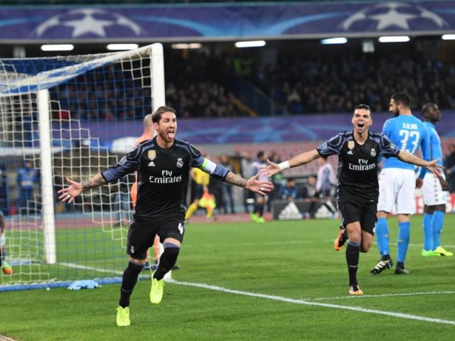 Sergio Ramos (l) feiert seinen Treffer für Real Madrid. Foto: Ciro Fusco/dpa