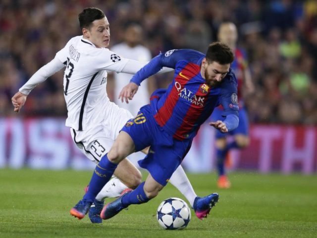 Barcelonas Lionel Messi (r) im Zweikampf mit Julian Draxler von Paris Saint Germain. Foto: Manu Fernandez/dpa