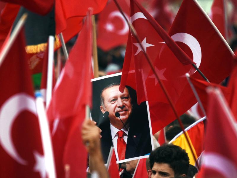 Deutsche Politiker geben Zurückhaltung gegen türkischen Staatschef auf – Erdogan „ist ein Terrorist“
