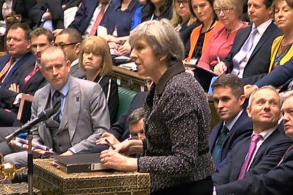 Parlament befasst sich vor Misstrauensvotum gegen May mit Tür-Briefschlitzen