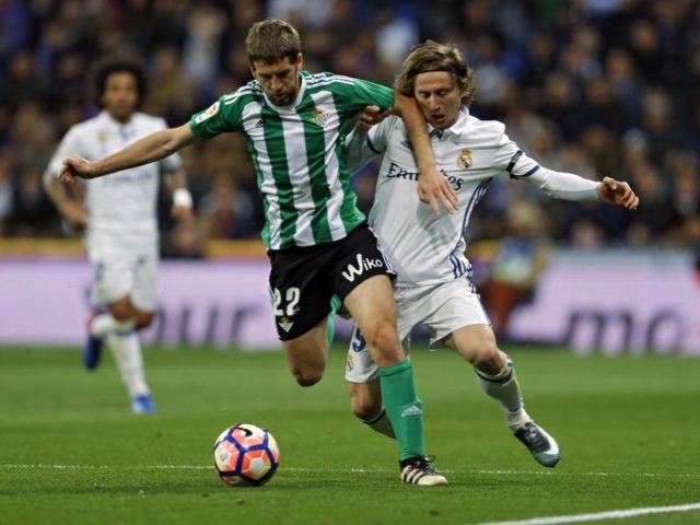 Real Madrids Luka Modric (r) kämpft gegen Darko Brasanac von Betis Sevilla um den Ball. Foto: Francisco Seco/dpa
