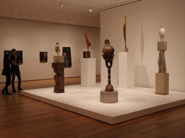 Staubfänger: Skulpturen von Constantin Brancusi im Museum of Modern Art (MoMA). Foto: Christina Horsten/dpa