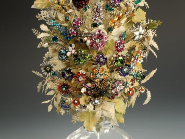 Der mit 2102 Diamanten und 761 Farbsteinen wie Smaragd und Rubin besetzte Edelstein-Strauß. Foto: Naturhistorisches Museum Wien/dpa