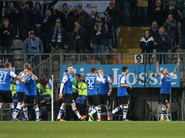 Arminia Bielefeld feiert im Abstiegskampf einen wichtigen 2:0-Sieg über den 1. FC Kaiserslautern. Foto: Friso Gentsch/dpa