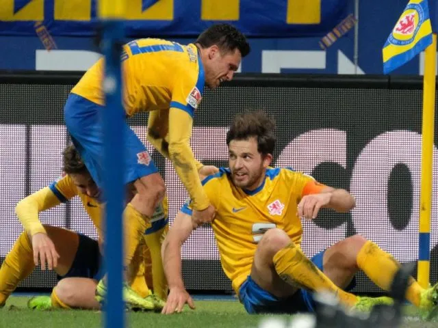 Ken Reichel (r.) schoss Eintracht Braunschweig zum Last-Minute-Sieg. Foto: Peter Steffen/dpa