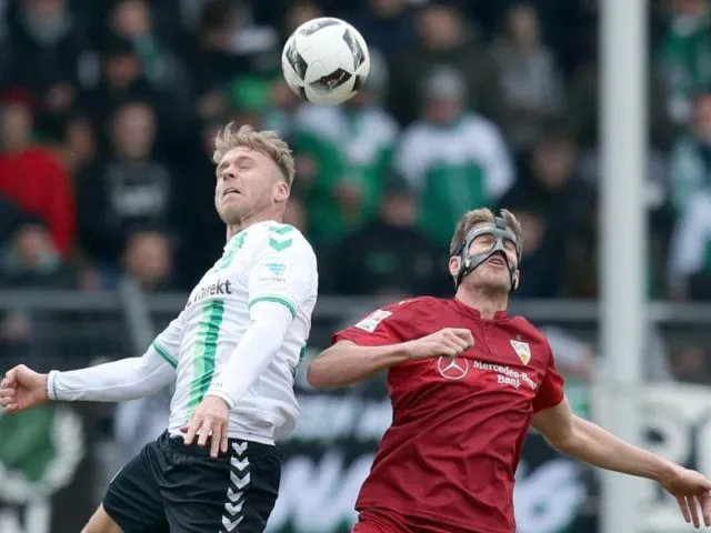 Fürths Marcel Franke (l) und Stuttgarts Simon Terodde steigen zum Kopfball hoch. Foto: Daniel Karmann/dpa
