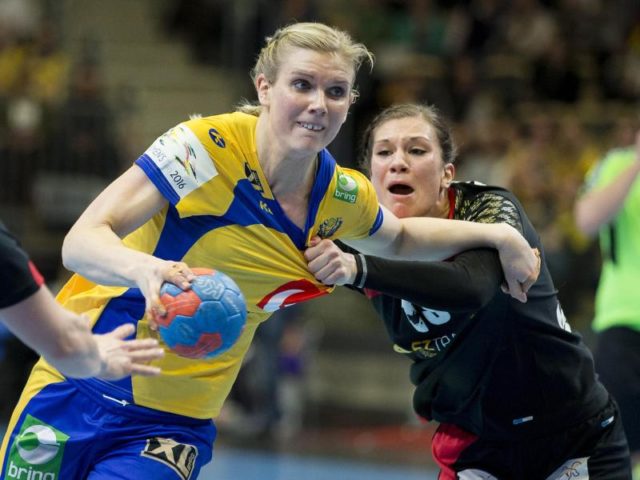 Julia Behnke versucht die Schwedin Jenny Alm (l) am Wurf zu hindern. Foto: Michael Erichsen/dpa