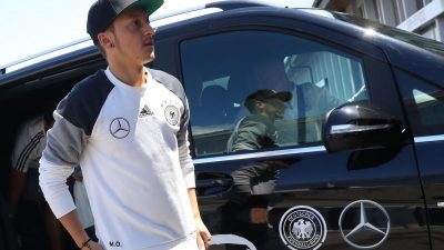 Özil reist trotz Beschwerden zum Nationalteam