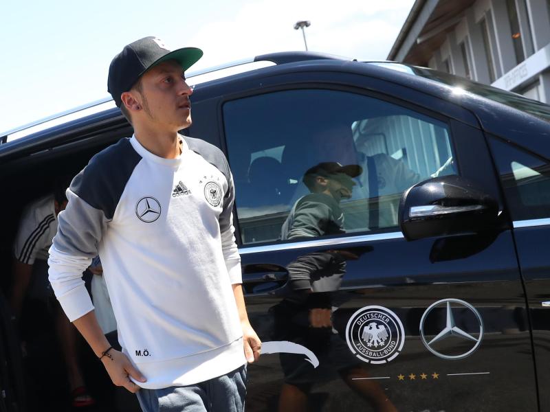 Özil reist trotz Beschwerden zum Nationalteam