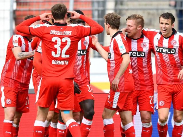 Die Düsseldorfer feiern das 2:0 gegen den KSC. Foto: Uwe Anspach/dpa