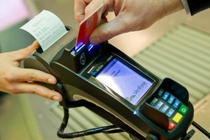 Karte, App, Smartwatch – und wer zahlt am Ende? Die Kosten digitaler Zahlungsmittel