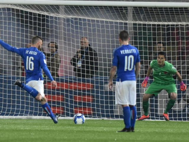 Italiens Daniele De Rossi trifft per Elfmeter zum 1:0 gegen Albanien. Foto: Mike Palazzotto/dpa