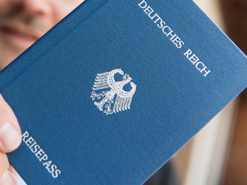 Schweizer Polizei bringt Reichsbürger nach Deutschland