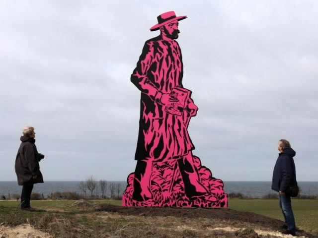 Paul Müller-Kaempff, ein Begründer der Künstlerkolonie, in Pink und fünf Meter groß. Geschaffen wurde die Skulptur von dem Künstler Moritz Götze. Foto: Bernd Wüstneck/dpa