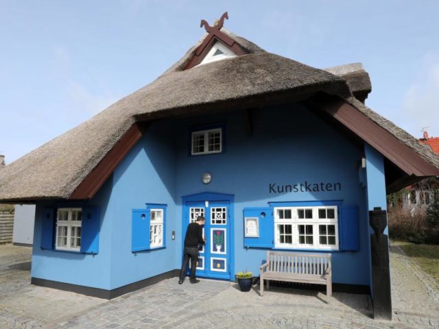 Der Kunstkaten in Ahrenshoop ist das Wahrzeichen des Ostseebades. Hier wird die Ausstellung «Elbhang & Weststrand - Dresdner Künstler in Ahrenshoop» gezeigt. Foto: Bernd Wüstneck/dpa