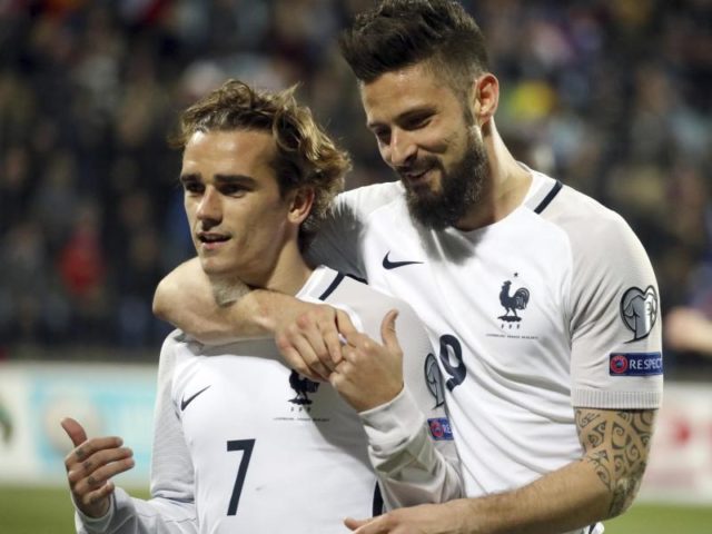 Antoine Griezmann (l.) und Olivier Giroud schießen Frankreich zum Sieg gegen Luxemburg. Foto: Olivier Matthys/dpa
