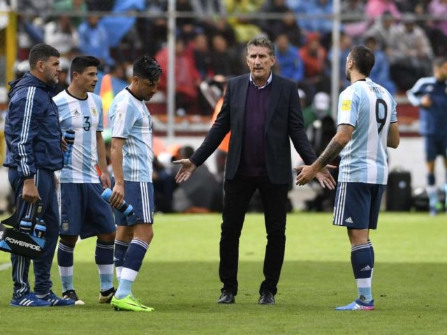 Argentiniens Nationaltrainer Edgardo Bauza und seine Spieler waren nach der Niederlage ratlos. Foto: Alejandro Santa Cruz/dpa