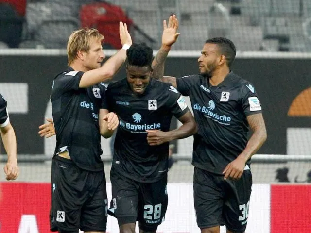 Der Münchner Torschütze zum 1:0 Stefan Aigner (l) jubelt mit Lumor Agbenyenu und Amlton (r). Foto: Roland Weihrauch/dpa