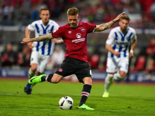 Nürnbergs Tobias Kempe schießt seinen zweiten Elfmeter, den er zur 2:1-Führung verwandelt. Foto: Nicolas Armer/dpa