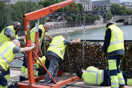 Paris versteigert hunderte Kilogramm “Liebesschlösser” für guten Zweck