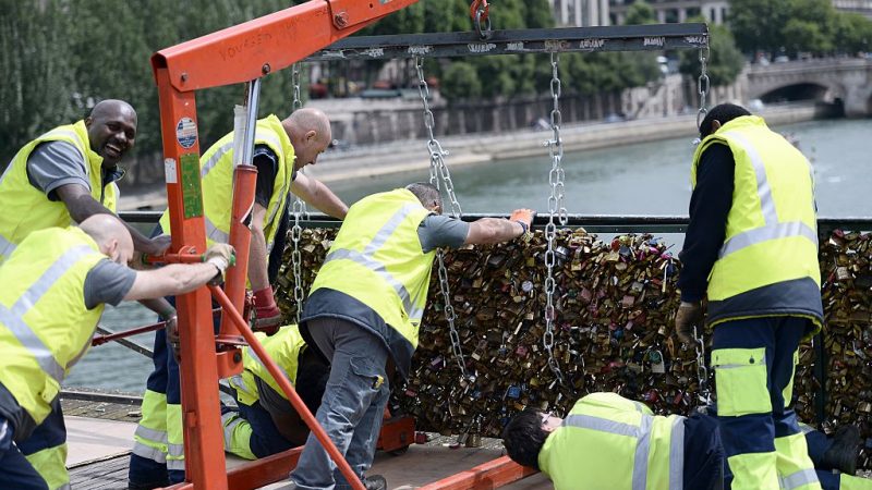 Paris versteigert hunderte Kilogramm „Liebesschlösser“ für guten Zweck