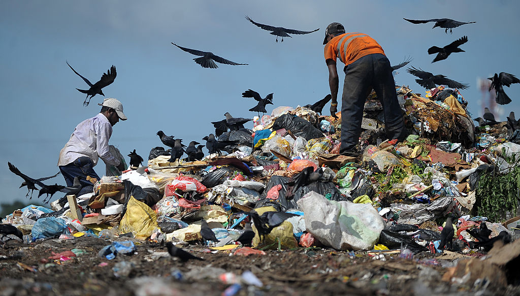 Rutschende Müllkippe in Sri Lanka begräbt Menschen und Häuser unter sich