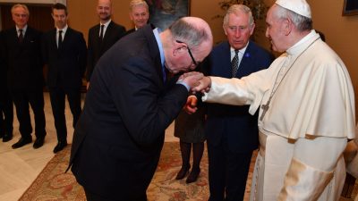 Ein Präsentkorb für den Papst – Und ein Olivenzweig für den britischen Prinz Charles