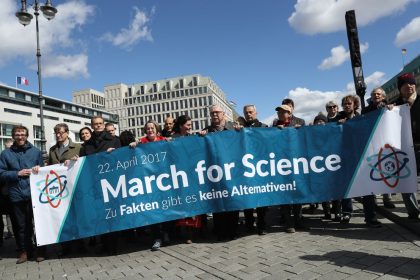 Tausende gehen in Berlin für die Freiheit der Wissenschaft auf die Straße