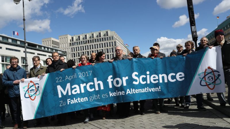 Tausende gehen in Berlin für die Freiheit der Wissenschaft auf die Straße