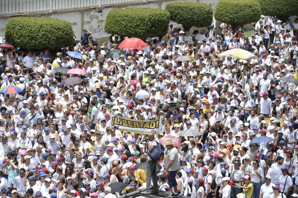 Venezolaner protestieren mit Schweigemärschen gegen Präsident Maduro
