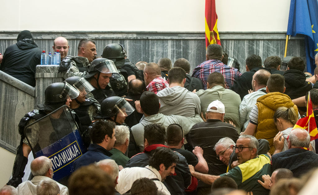 Mazedonien: Demonstranten drangen ins Parlament ein – Es wird von Putschversuch gesprochen + VIDEO