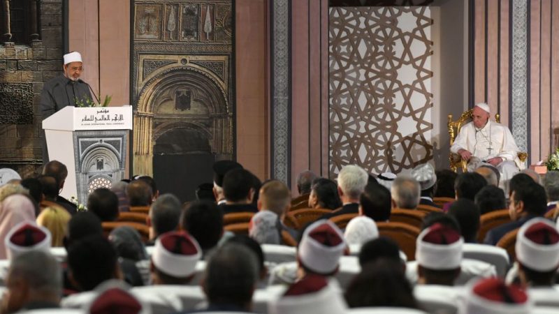 Papst wendet sich bei Rede in Kairo gegen Gewalt im Namen Gottes
