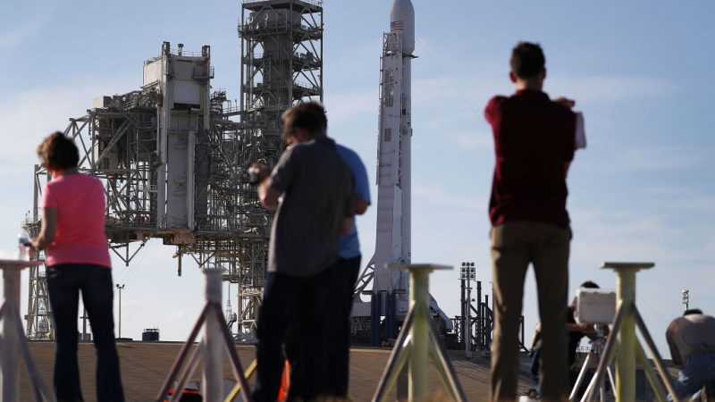 Raumfahrtunternehmen SpaceX verschiebt Rakenstart mit militärischem Hintergrund