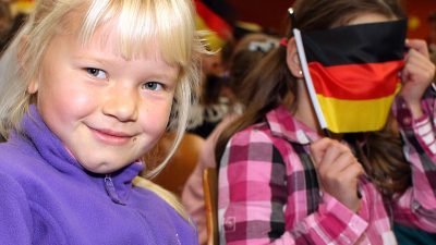 Deutsche Familie will Recht auf Heimunterricht einklagen – Staat entzieht Eltern wegen Homeschooling Sorgerecht